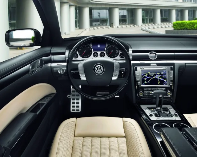 Volkswagen Phaeton 2010 седан — 9