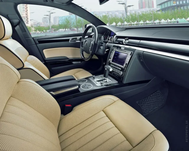 Volkswagen Phaeton 2010 седан — 6