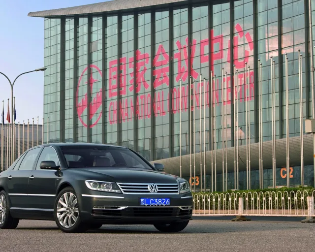 Volkswagen Phaeton 2010 седан — 14