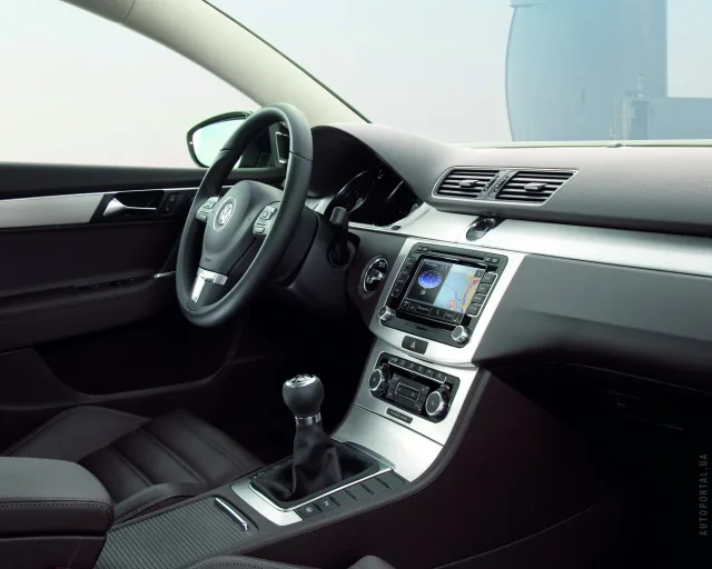 Volkswagen Passat 2011 седан — 6