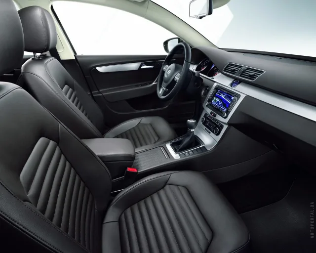 Volkswagen Passat 2011 седан — 4