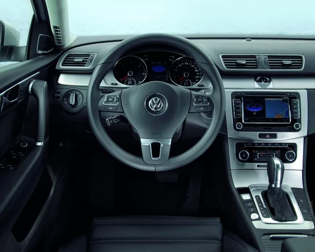 Volkswagen Passat 2011 седан — 2