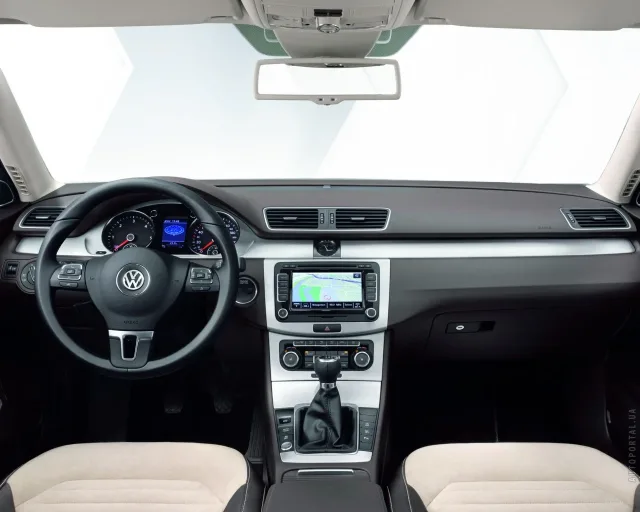 Volkswagen Passat 2011 седан — 8