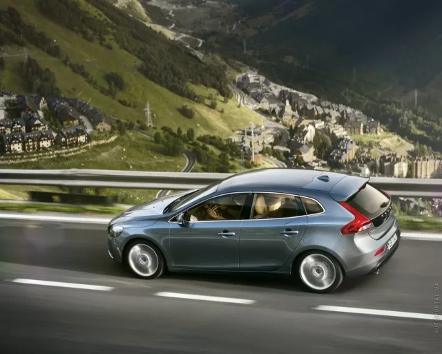 Volvo V40 2.0 D3 MT Base — 8