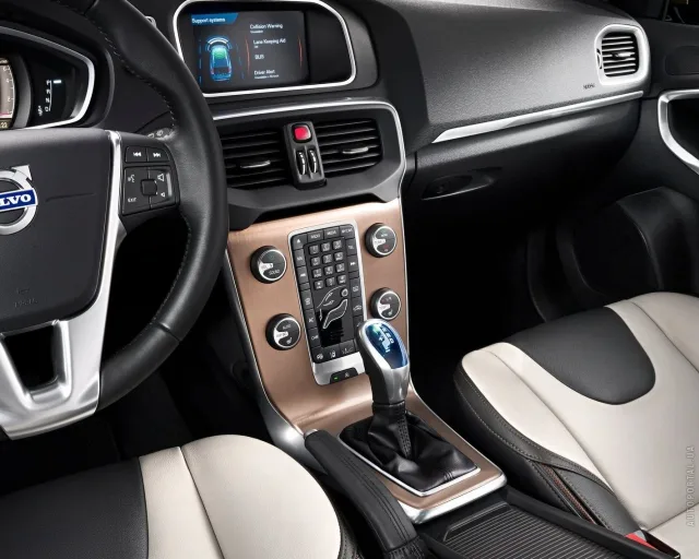Volvo V40 Cross Country кросовер — 3