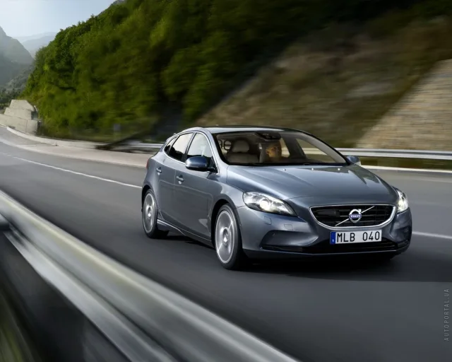 Volvo V40 2.0 D3 MT Base — 7