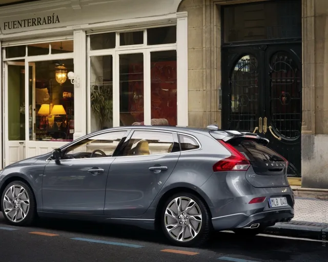 Volvo V40 2.0 D3 MT Base — 15
