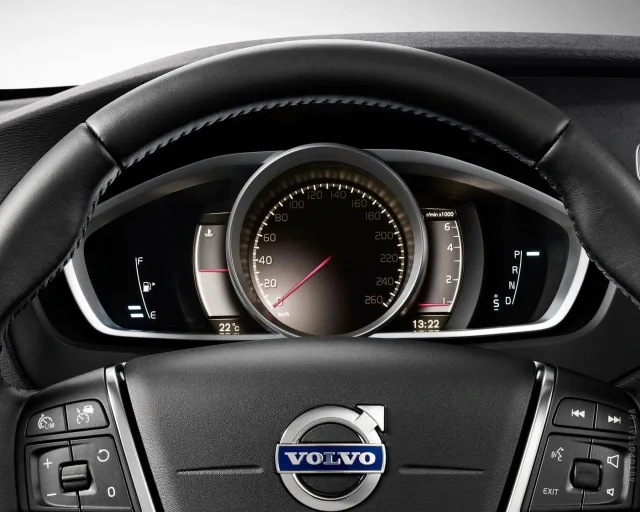 Volvo V40 Cross Country кросовер — 2