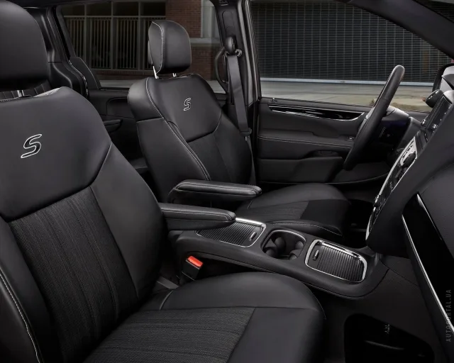 Chrysler Town&Country 3.6 AT S — 6