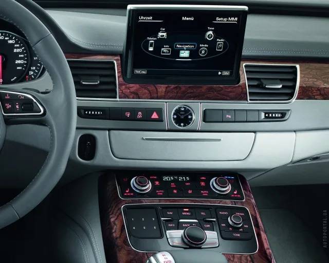 Audi A8 2010 седан — 3
