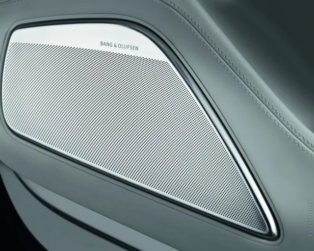 Audi A8 2010 седан — 11