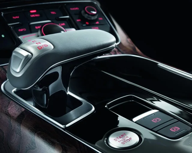 Audi A8 2010 седан — 4