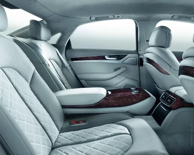 Audi A8 2010 седан — 12