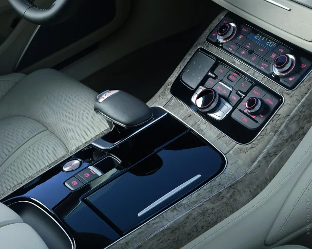 Audi A8 2010 седан — 2