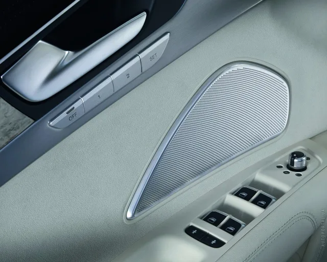 Audi A8 2010 седан — 18