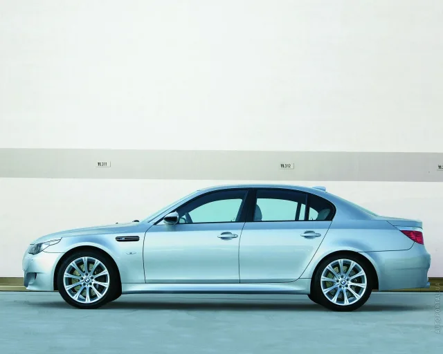 BMW M5 E60 (БМВ М5) седан — 14