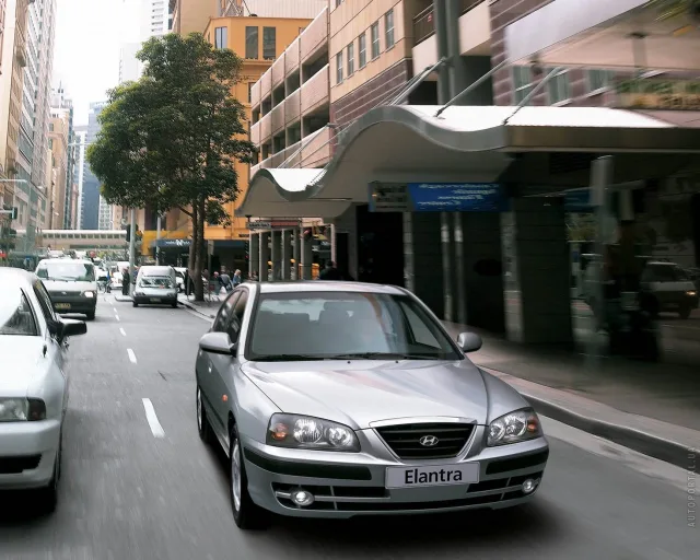 Hyundai Elantra XD sedan — 13