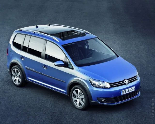 Volkswagen Cross Touran 2011 minivan — 14