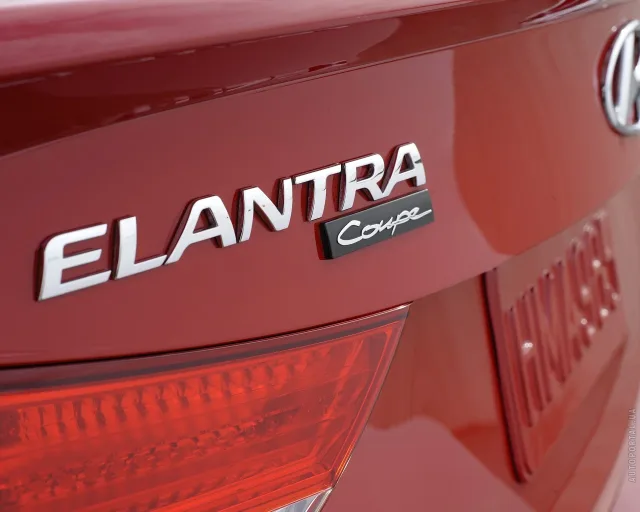 Hyundai Elantra Coupe coupe — 15