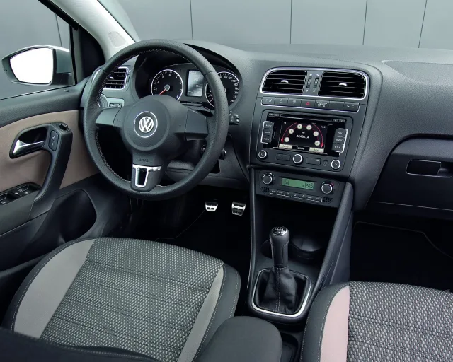 Volkswagen Cross Polo 2010 (Фольксваген Кросс Поло) хэтчбек — 2