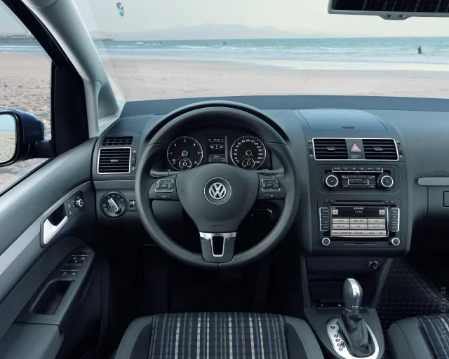 Volkswagen Cross Touran 2011 minivan — 5