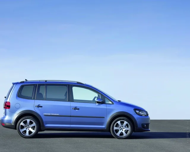 Volkswagen Cross Touran 2011 minivan — 13