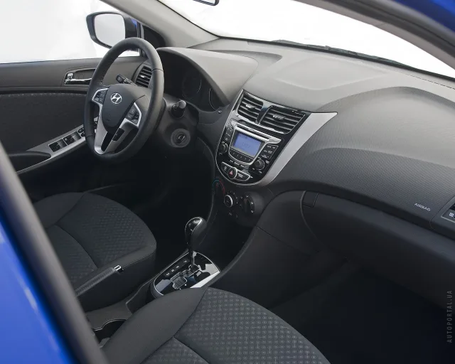 Hyundai Accent 2011 хетчбек — 7