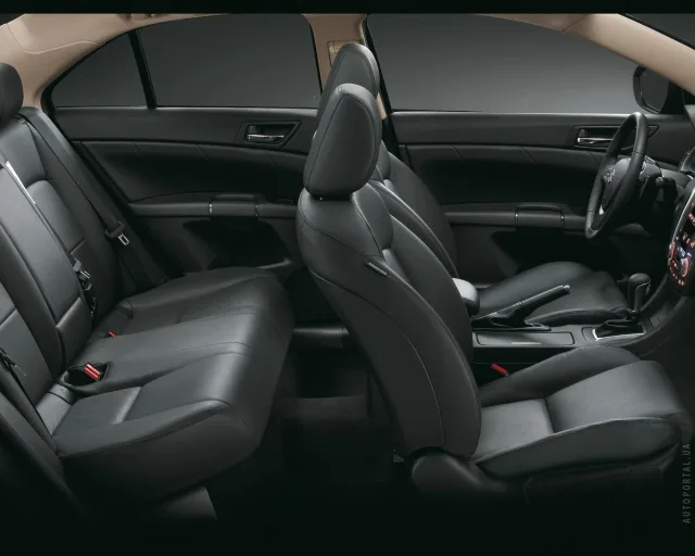 Suzuki Kizashi седан — 3