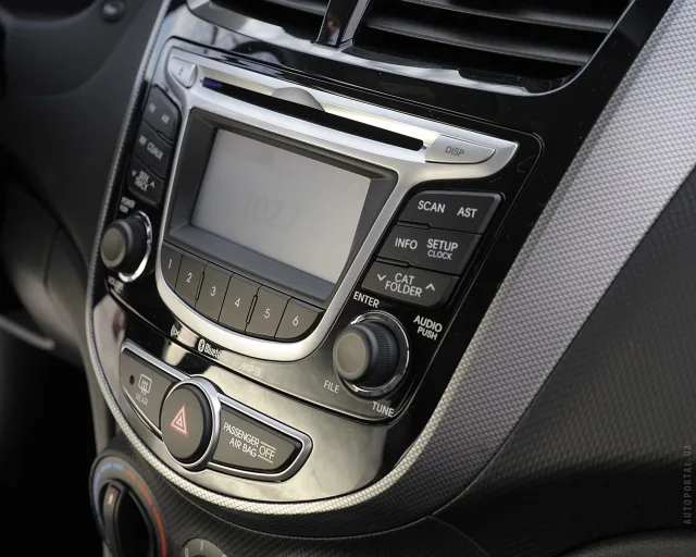 Hyundai Accent 2011 хетчбек — 6