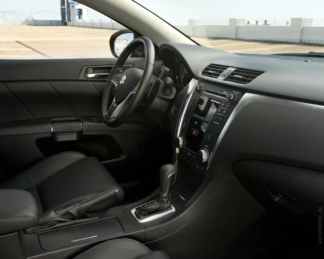 Suzuki Kizashi седан — 4