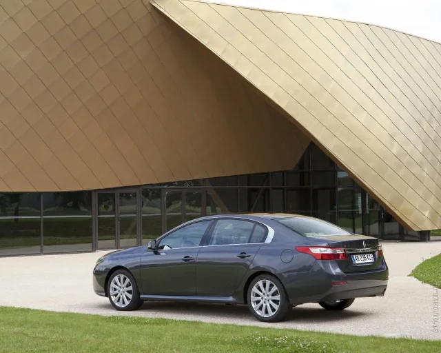 Renault Latitude (Рено Латитьюд) седан — 9