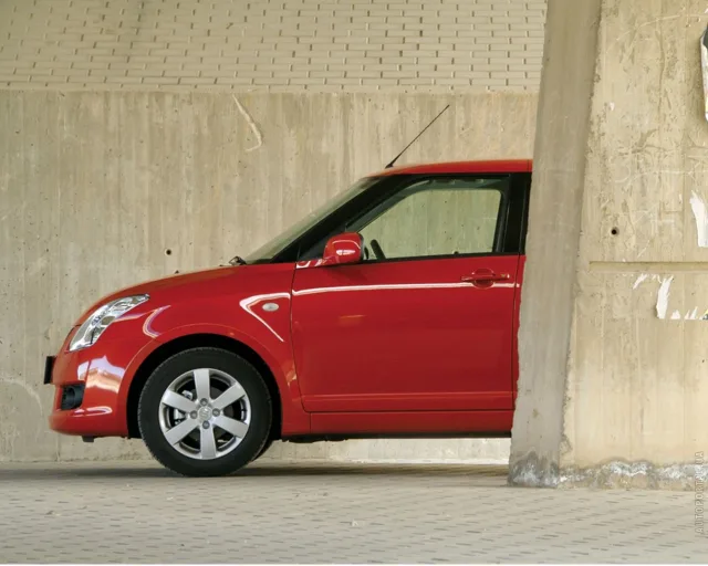 Suzuki Swift 2004 хетчбек — 10