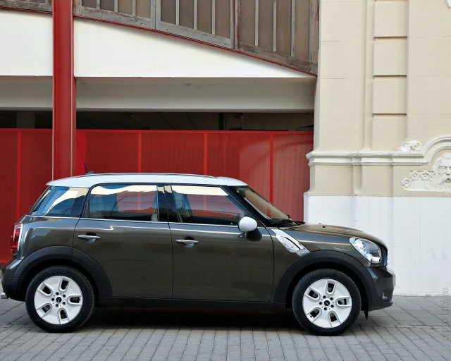 MINI One Countryman (Мини Ван Кантримен) кроссовер — 17