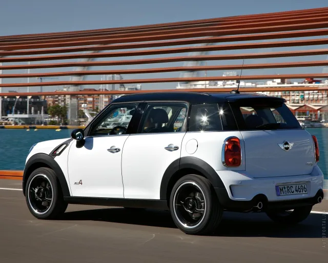 MINI Cooper S Countryman crossover — 16