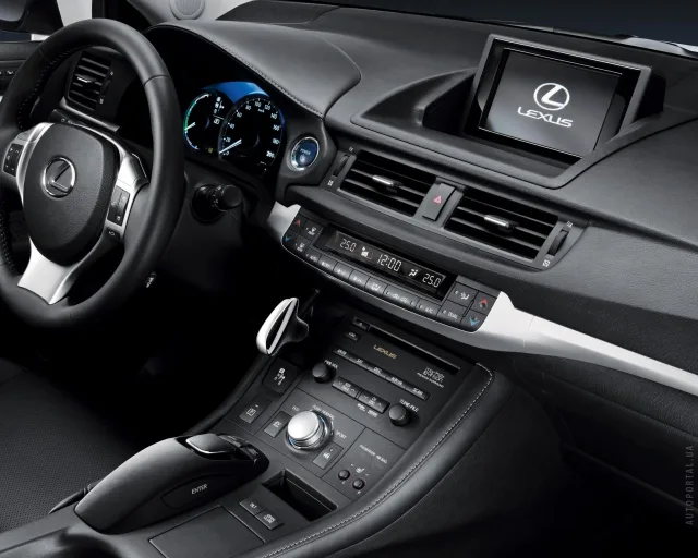 Lexus CT 200h 2011 хетчбек — 9