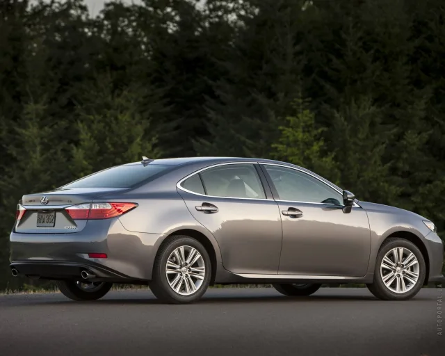 Lexus ES 2012 sedan — 14