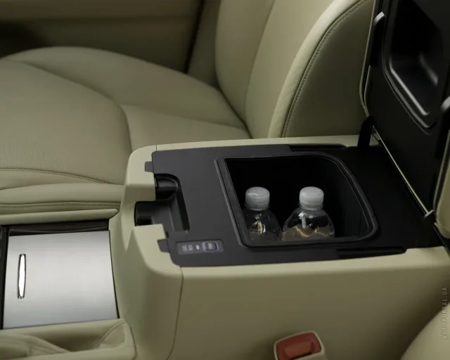 Lexus LX 570 AT Luxury — 2