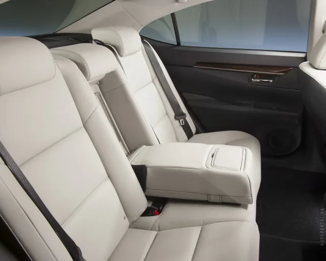 Lexus ES 2012 sedan — 3