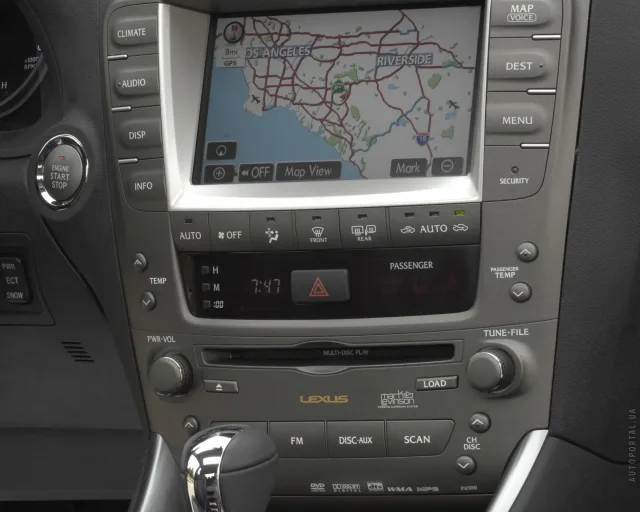 Lexus IS 2005 седан — 3