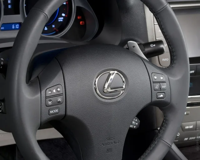 Lexus IS 2005 седан — 12