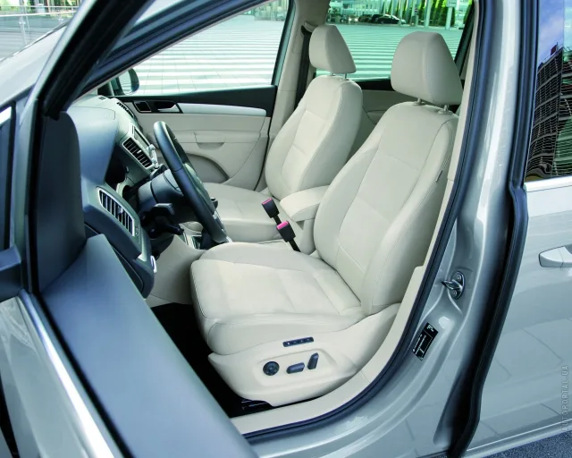 Volkswagen Sharan minivan — 5