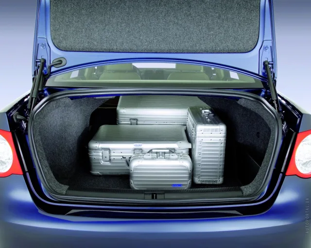 Volkswagen Jetta 2005 седан — 3