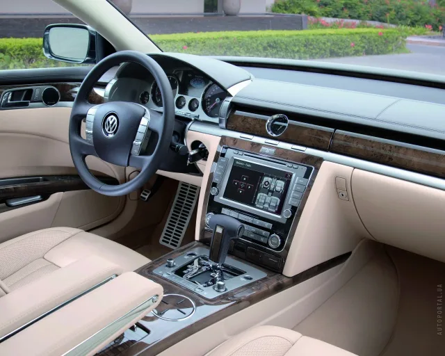 Volkswagen Phaeton 2010 седан — 3