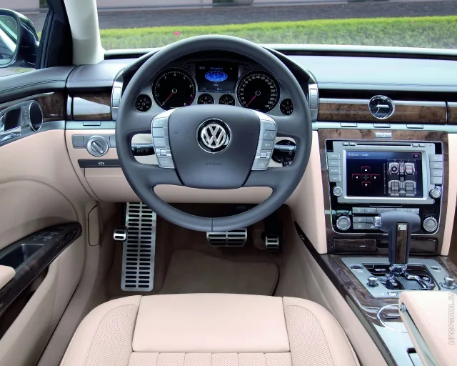 Volkswagen Phaeton 2010 седан — 11