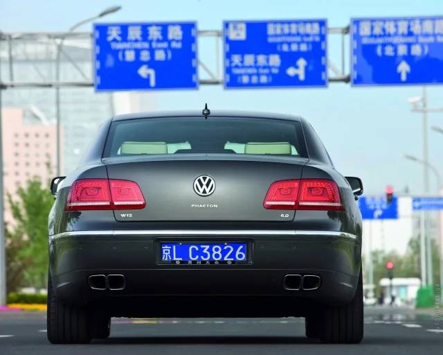 Volkswagen Phaeton 2010 седан — 18