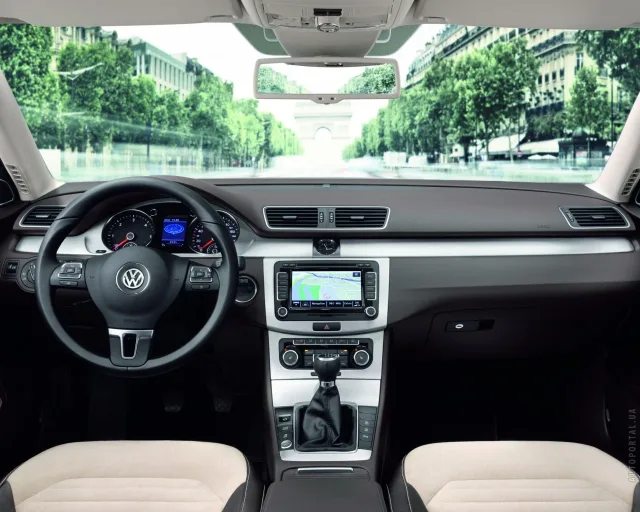 Volkswagen Passat 2011 седан — 3