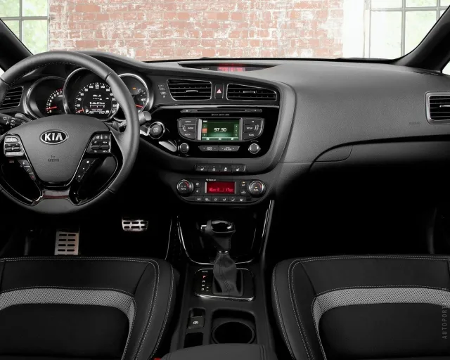 KIA pro cee'd 2012 3-дверний хетчбек — 3