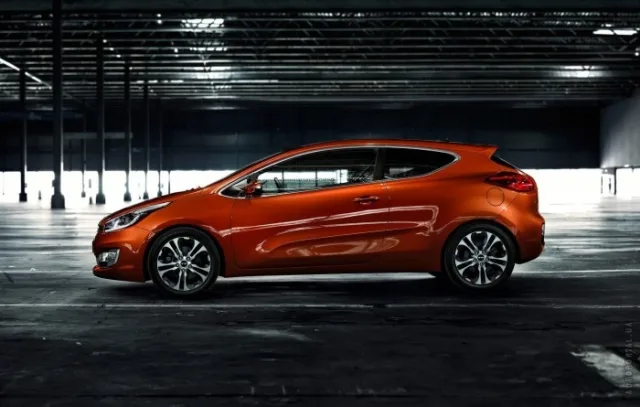 KIA pro cee'd 2012 3-дверний хетчбек — 9