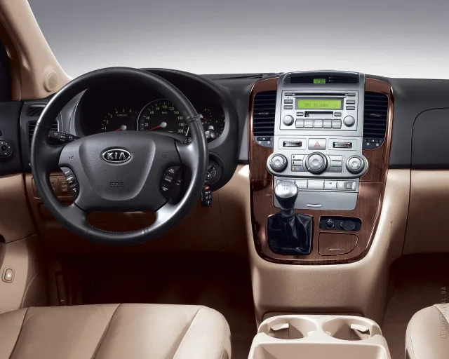 KIA Carnival мінівен — 4