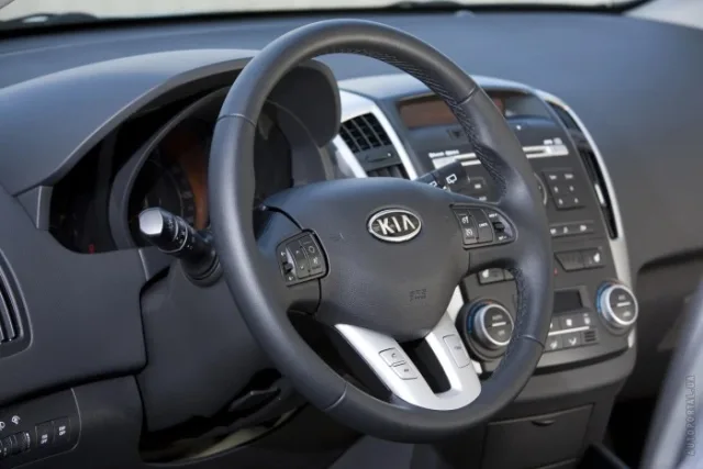 KIA Cee'd 2010 хетчбек — 6